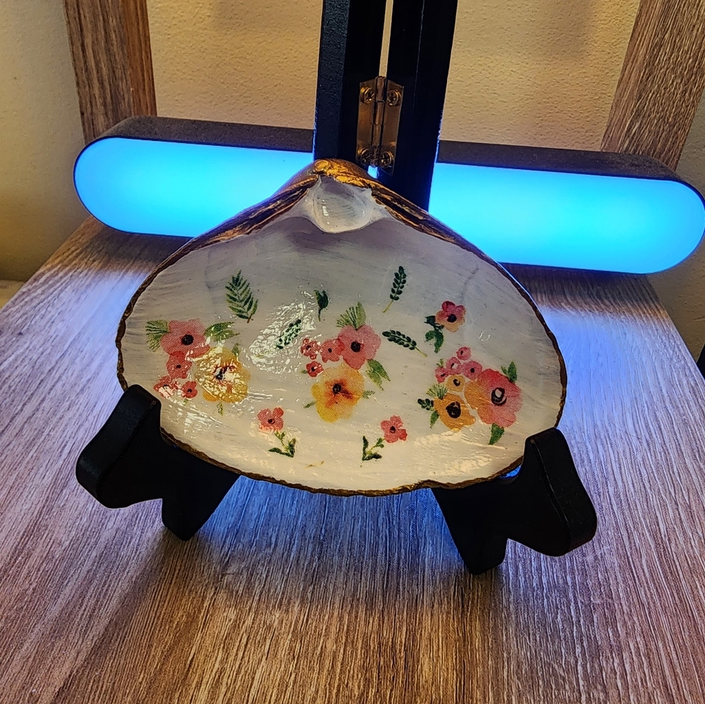 Decoupage Clam Shell - Picture 4 of 7